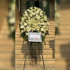 تاج گل ترحیم آپامه با گل‌های سفید و طراحی باشکوه – گلفروشی هانی گل